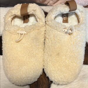 UGG Kids Tan Fleece Slippers kids size 4